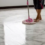 L’ingrediente naturale che pulisce e disinfetta i pavimenti meglio dei detersivi chimici