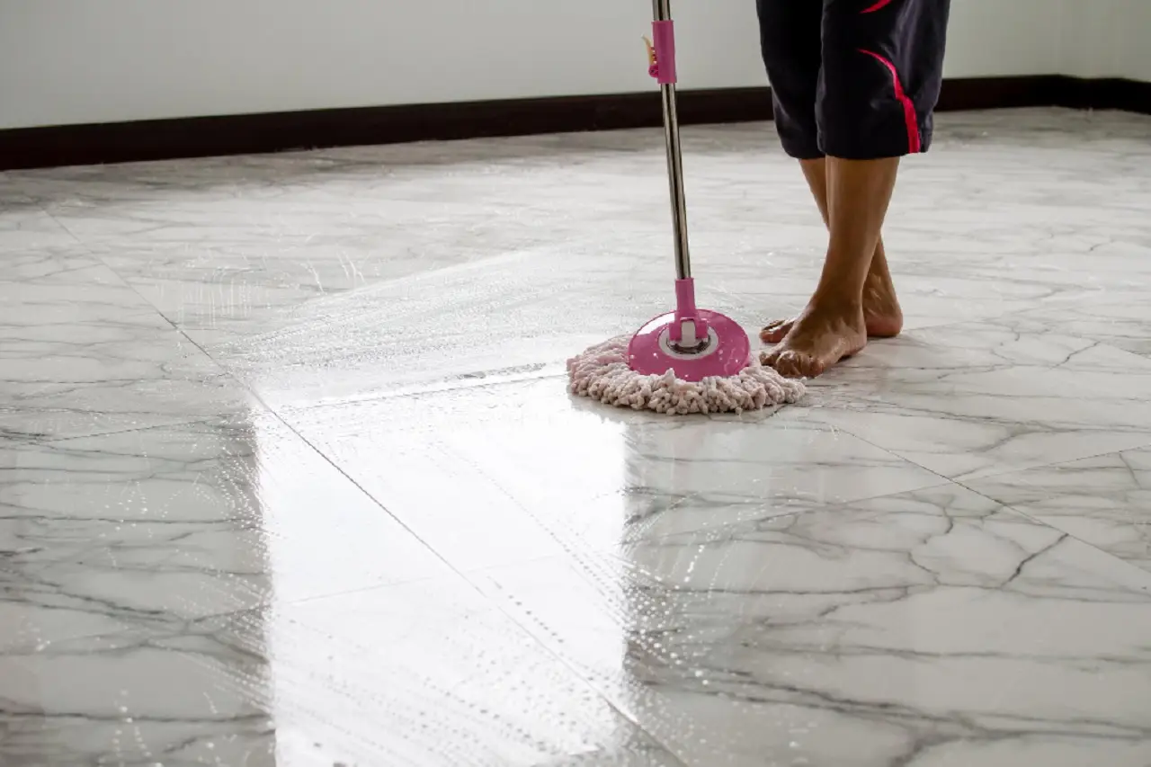 L’ingrediente naturale che pulisce e disinfetta i pavimenti meglio dei detersivi chimici