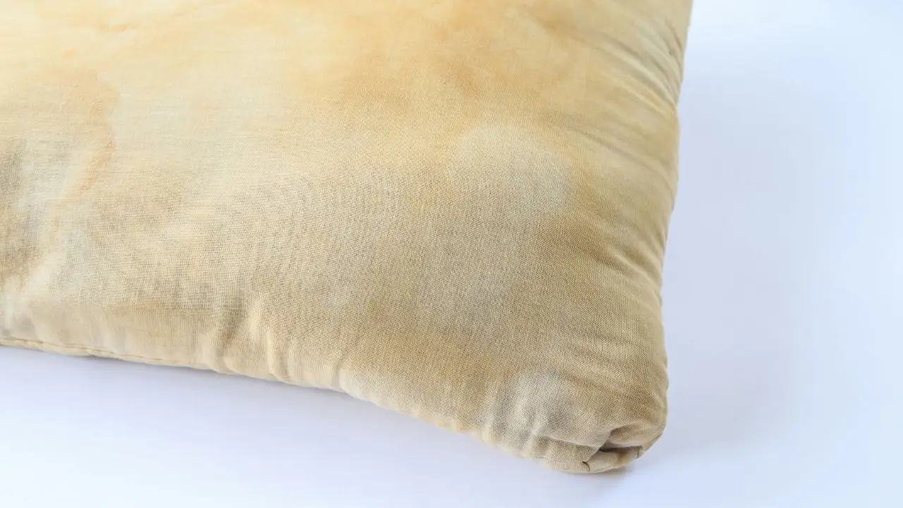 Il tuo cuscino è diventato giallo e macchiato? Ecco cosa rivela sul tuo stato di salute